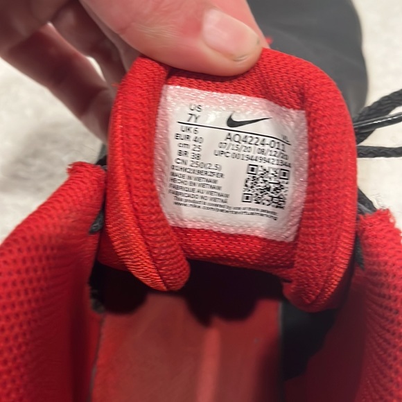 Nike Team Hustle basketball shoe, size 7Y - Picture 6 of 8